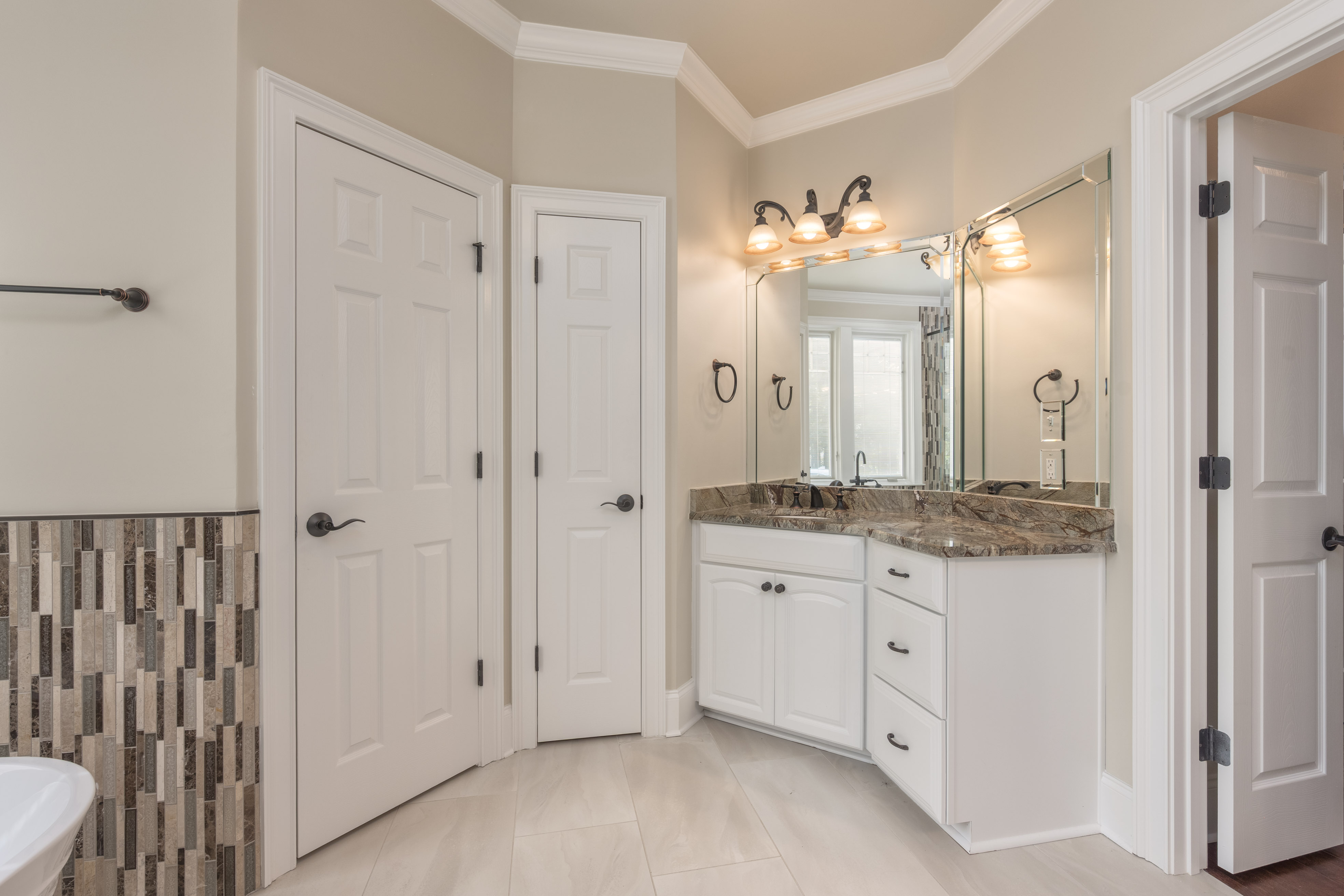 1001 Walton Way image 31